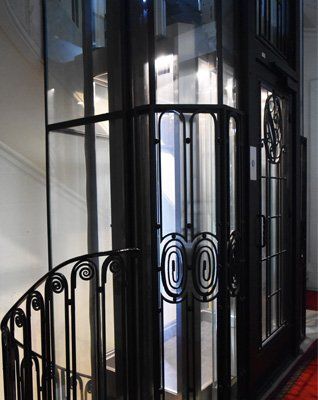 Cage d'ascenseur fermée noire