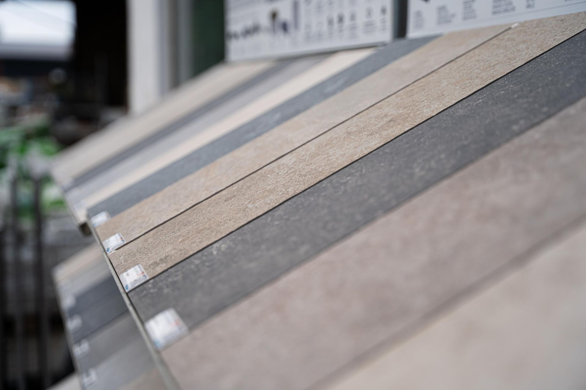 Musterdisplay mit Natursteinplatten in verschiedenen Farben und Oberflächen
