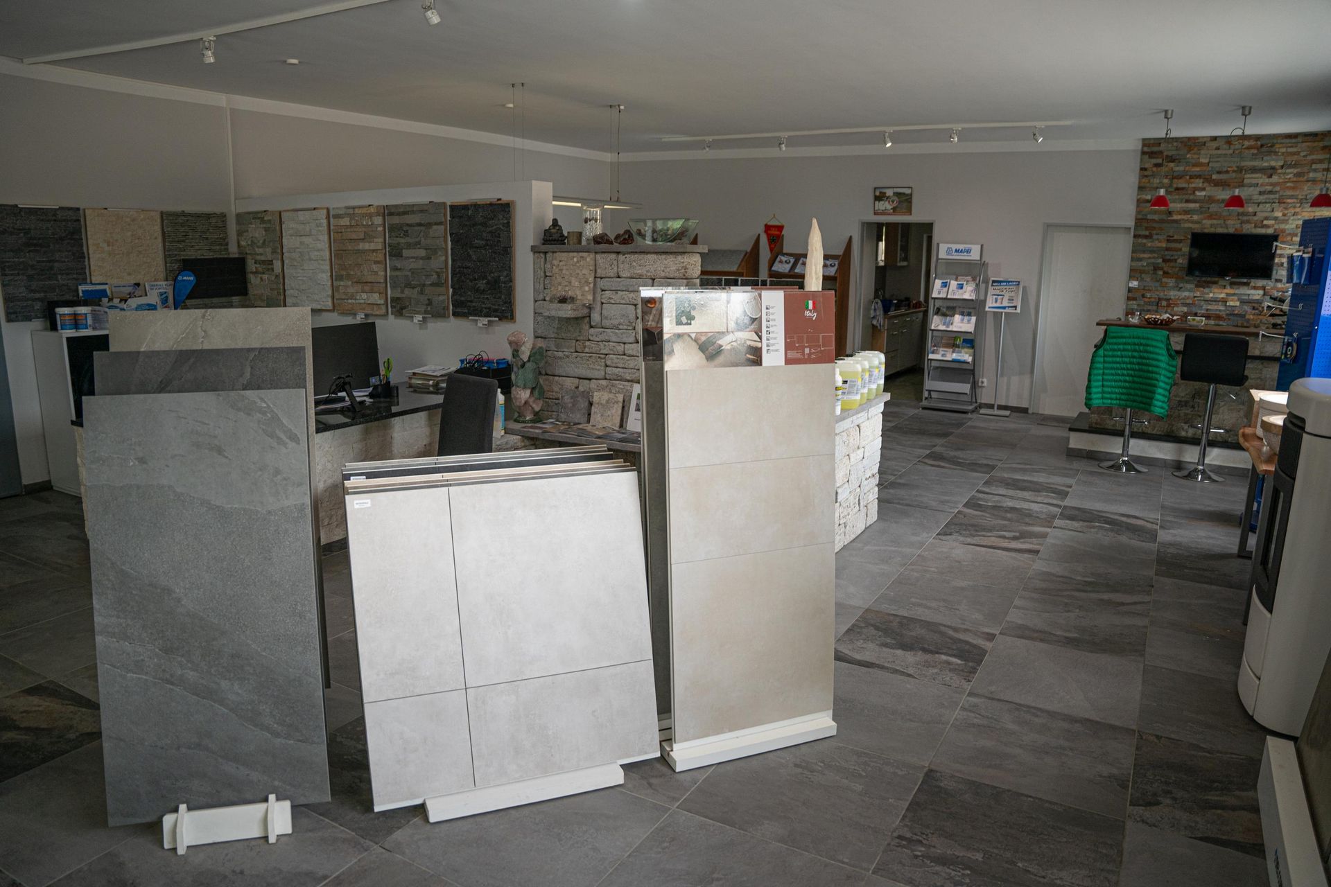 Showroom für Natursteinplatten und Bodenbeläge im Innenbereich