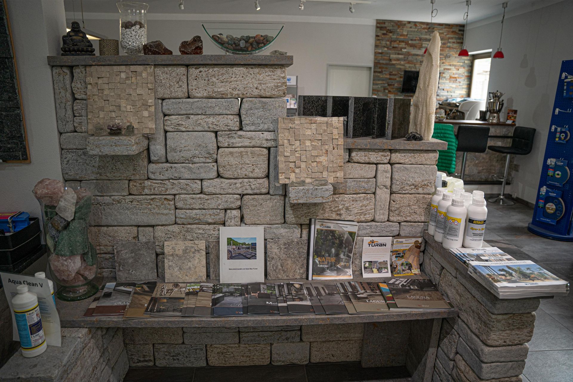 Innenausstellung mit Natursteinmustern, Mauerelementen und Beratungstheke