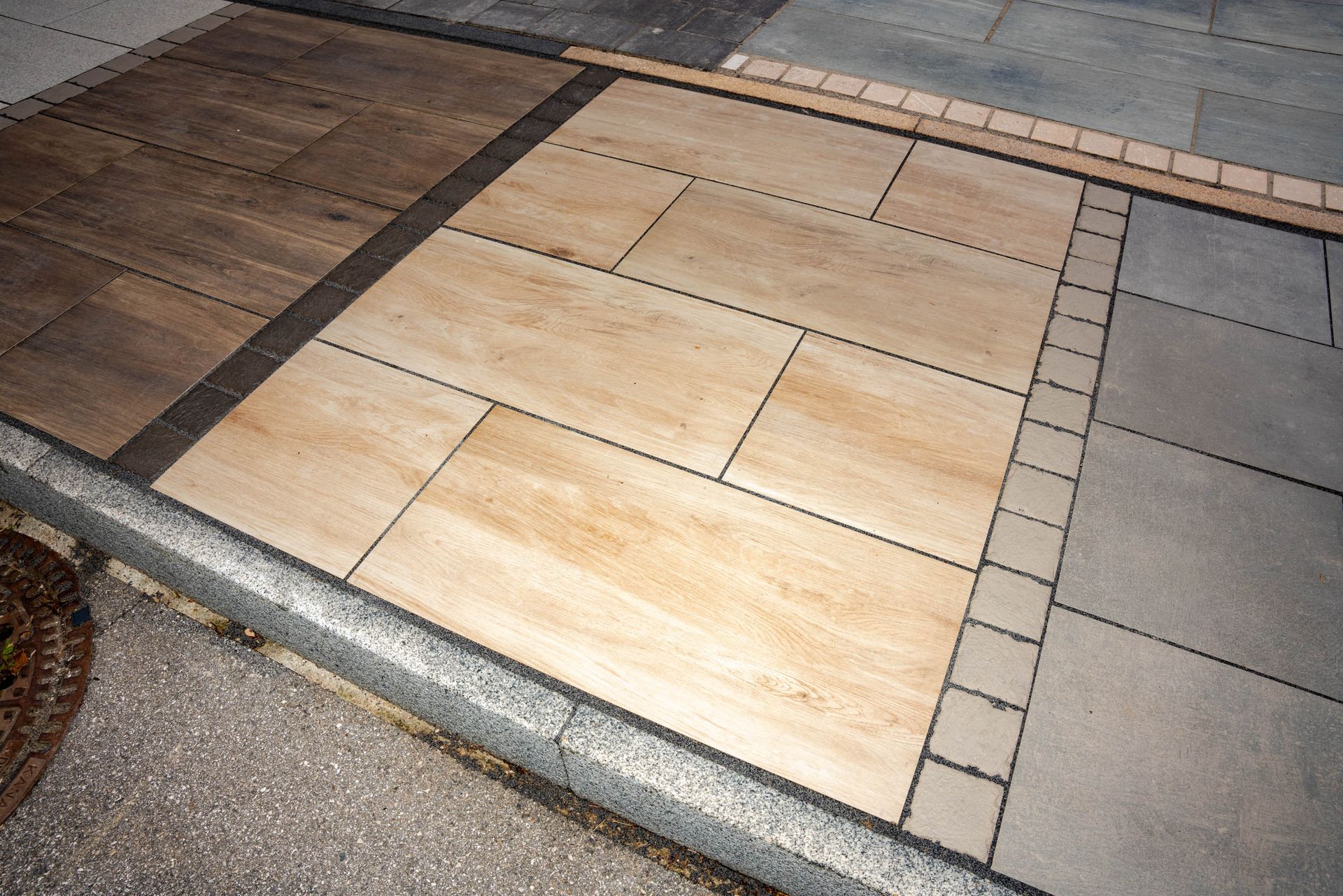 Terrassenbelag aus Natursteinplatten mit Randsteinen und sauberer Verlegung