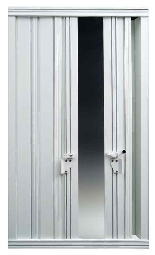 Portes accordéon en métal argenté, partiellement ouvertes, révélant un intérieur sombre.