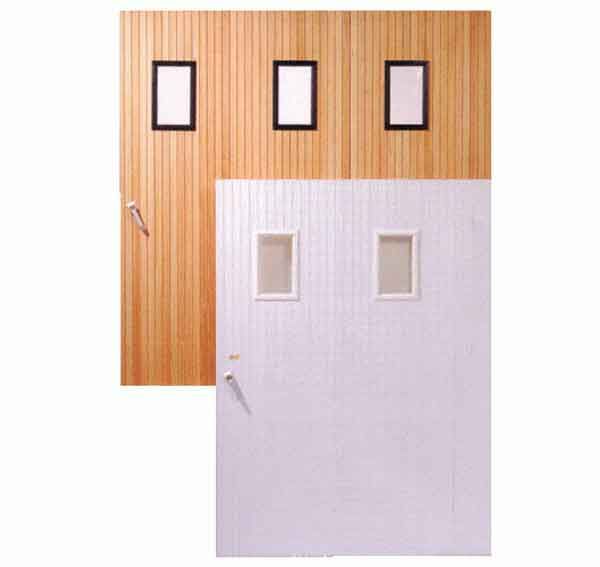 Deux portes, l'une en bois avec trois fenêtres encadrées, l'autre blanche avec deux fenêtres.