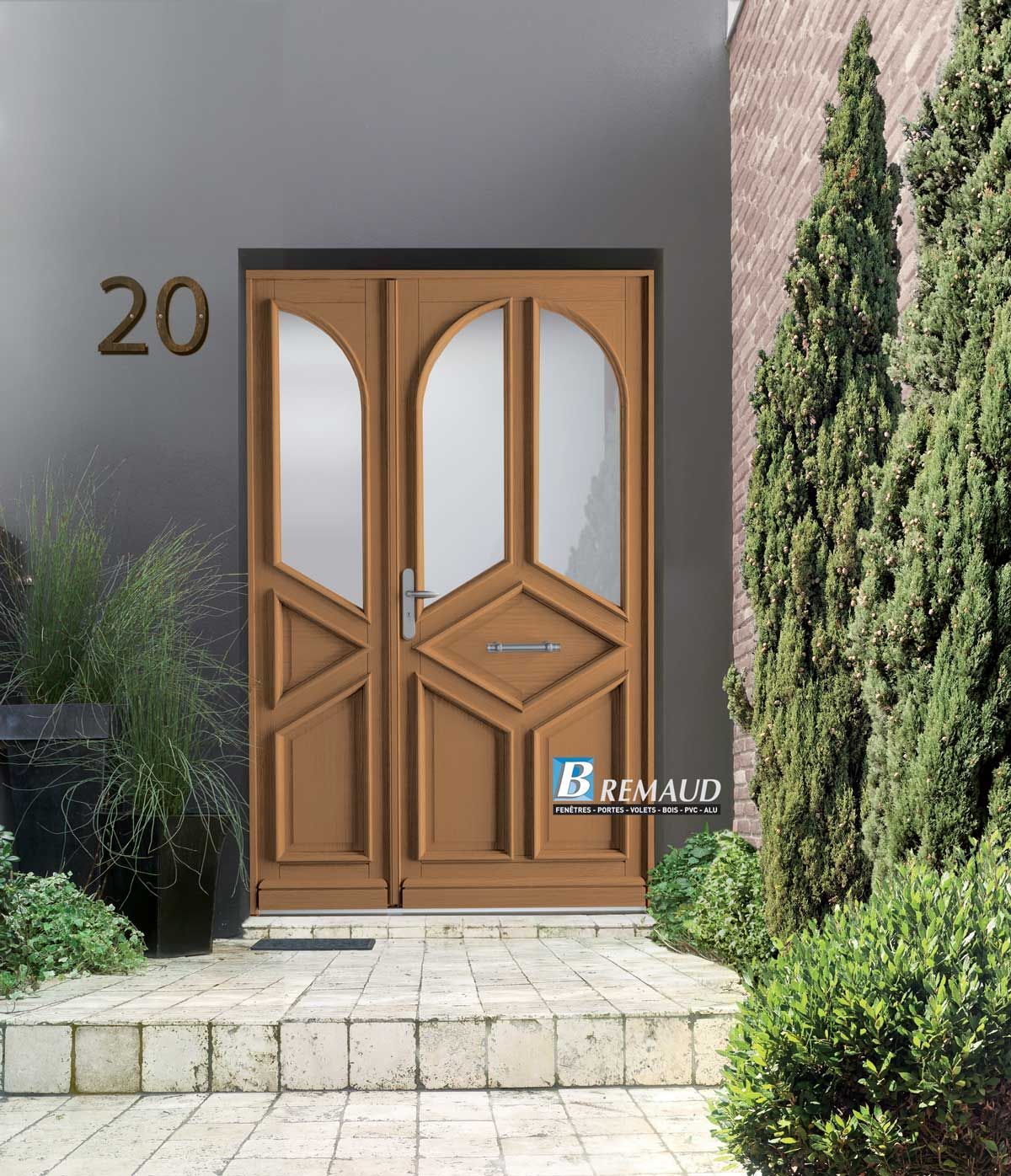 Porte d'entrée double marron avec panneaux de verre et numéro de maison en laiton : 20.