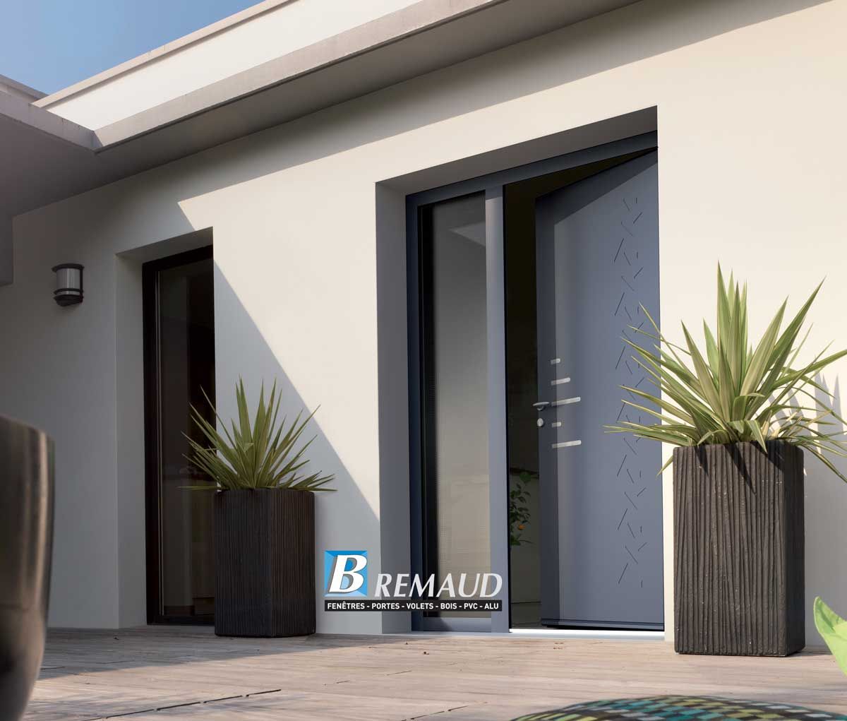 Extérieur de maison moderne avec porte grise ouverte, fenêtre à cadre foncé et plantes en pot.