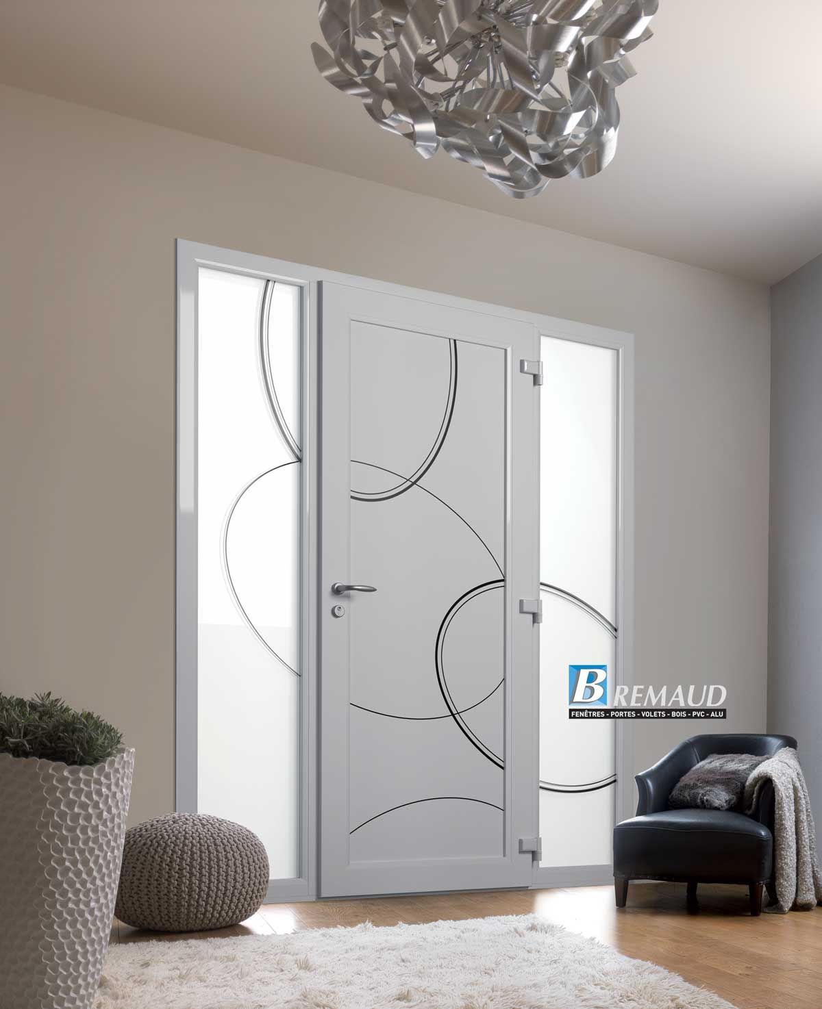 Porte intérieure blanche avec verre dépoli et motif circulaire noir, flanquée de panneaux latéraux dépolis.