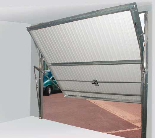 Porte de garage ouverte, laissant apparaître une voiture dans l'allée.