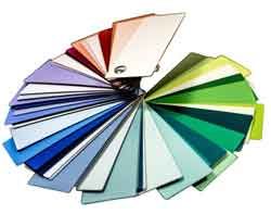 Des échantillons de couleurs disposés en éventail spiralé, présentant une variété de teintes et de nuances.