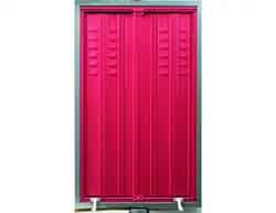 Portes de conteneur rouges, fermées, avec des nervures verticales et un cadre gris.