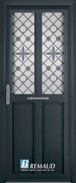 Porte d'entrée gris foncé avec panneaux de verre décoratifs et poignée.