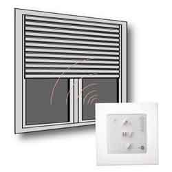 Fenêtre avec stores fermés et télécommande pour les stores.