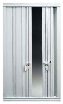 Portes coulissantes en aluminium, dont une partiellement ouverte, avec mécanismes de verrouillage, encastrées dans un cadre.