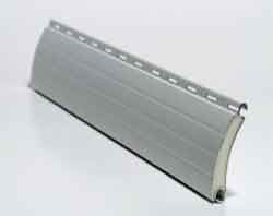 Lame de volet roulant en aluminium gris avec isolation, probablement pour une fenêtre ou une porte.