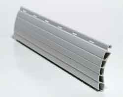 Lame de volet grise avec rainures horizontales et bords emboîtables.