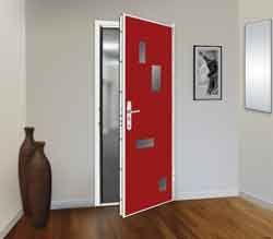 Porte rouge avec fente à lettres et vitres, ouverte contre un mur gris clair orné d'un miroir et d'œuvres d'art encadrées.