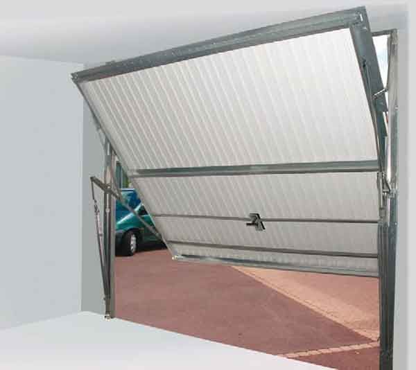 Porte de garage blanche ondulée ouverte. Allée en briques rouges et voiture verte visibles.