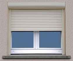 Fenêtre avec volet roulant blanc fermé.