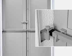 Double porte grise avec barre de poussée horizontale et gros plan du loquet.