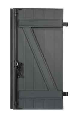 Volet extérieur gris avec entretoise diagonale et quincaillerie métallique.