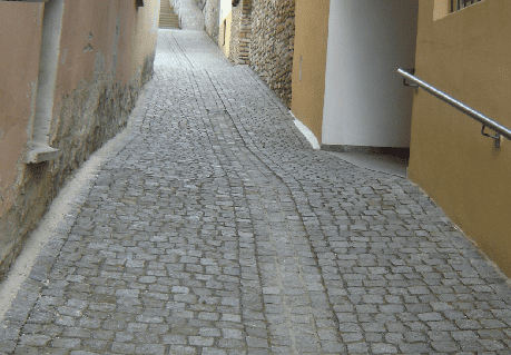 komplett sanierter Pflastersteinweg im Apothekergässchen in Schlei