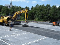 gelber Bagger und Bauarbeiter beim Anlegen der Parkfläche des Edeka-Markts in Schleiz