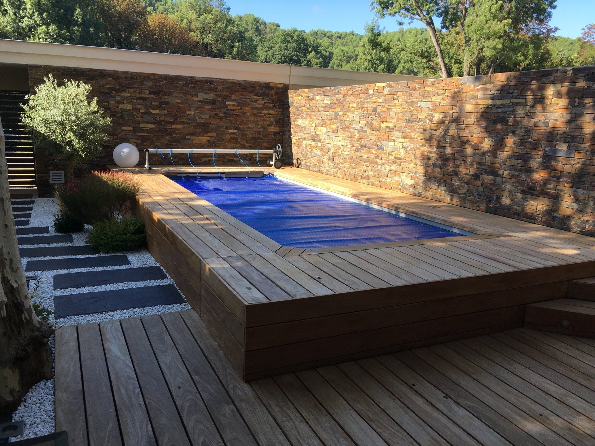 Jardin contemporain avec piscine hors sol