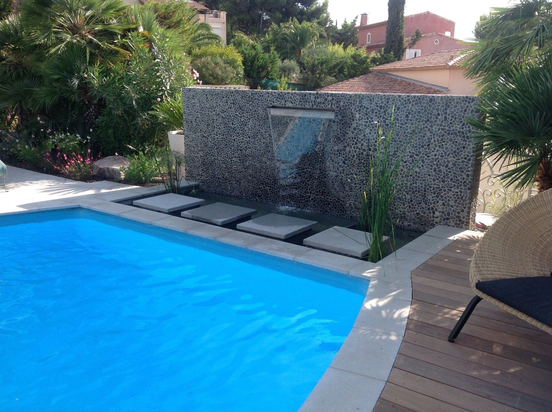 Jardin contemporain avec dallage