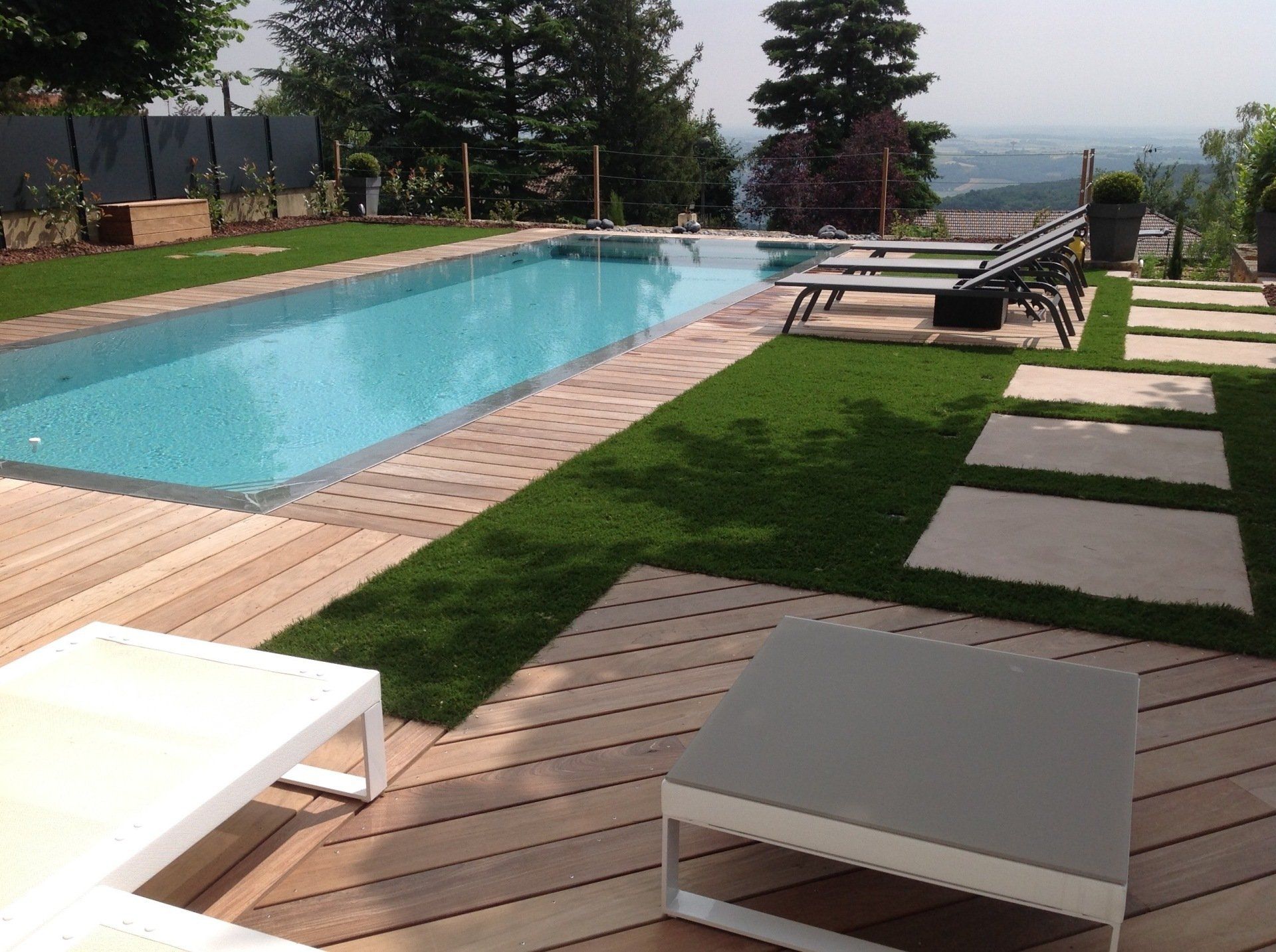 Jardin contemporain avec terrasse en bois