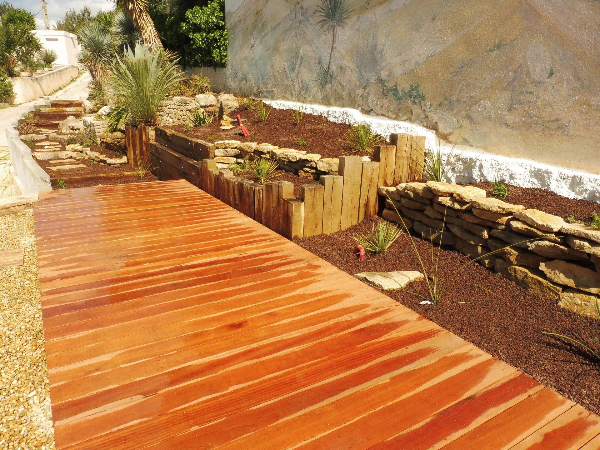Jardin méditerranéen avec terrasse en bois