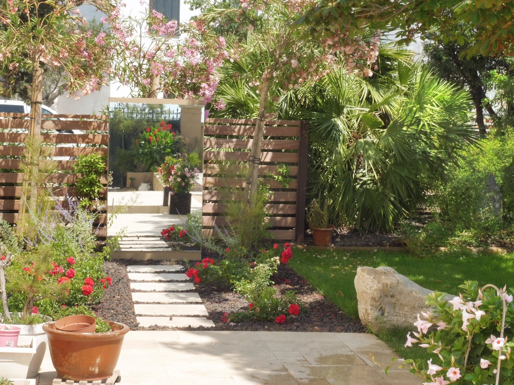 Jardin méditerranéen avec plantations