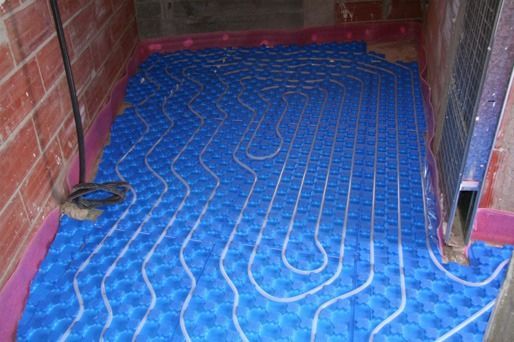 Una habitación con suelo azul y una escoba encima.