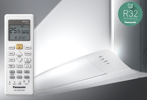 Un control remoto al lado de un aire acondicionado Panasonic