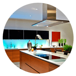 Una cocina con electrodomésticos de acero inoxidable y gabinetes de madera.