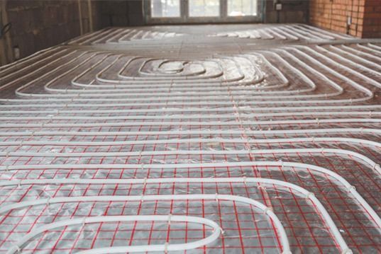 Una habitación con sistema de calefacción en el suelo.