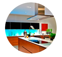Una cocina con electrodomésticos de acero inoxidable y gabinetes de madera.