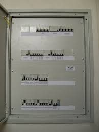 Un primer plano de una caja eléctrica en una pared.
