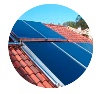 Una imagen circular de un techo con paneles solares.