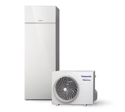 Un refrigerador y un ventilador están sentados uno al lado del otro sobre un fondo blanco.