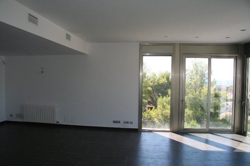 Una gran habitación vacía con muchas ventanas.