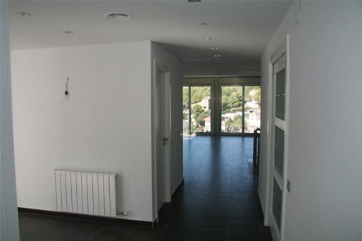 Un pasillo vacío con un radiador en el suelo.