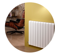 Una habitación con una silla y un radiador en la pared.