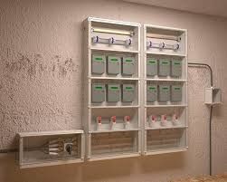 Una habitación con muchos estantes y cajas en la pared.