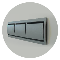 Un interruptor de luz gris en una pared blanca en un círculo.