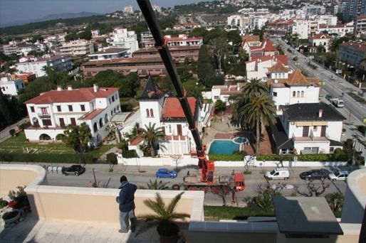Una vista aérea de una ciudad con una grúa en primer plano.