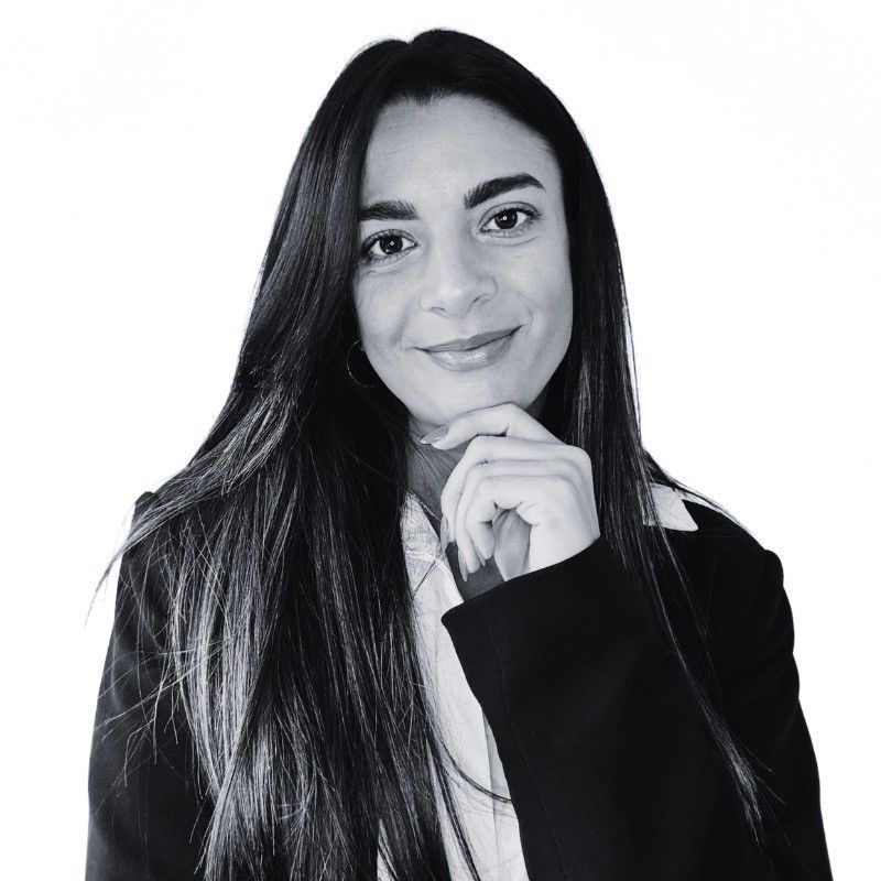 Un hombre con barba lleva traje y corbata.