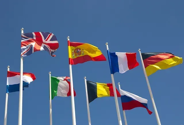 Un grupo de banderas de diferentes países ondean en el viento.