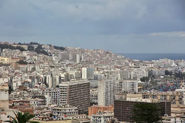 Una vista aérea de una ciudad con una montaña al fondo.