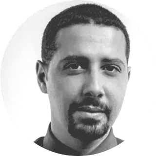 Un hombre con barba y camisa roja está en un círculo.