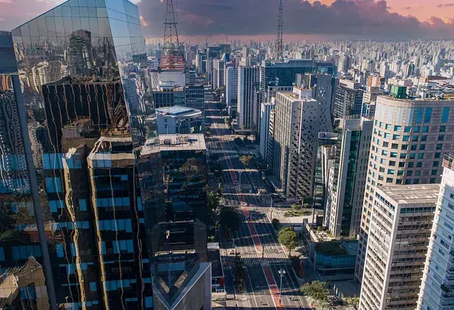 Una vista aérea de una ciudad con muchos edificios altos.