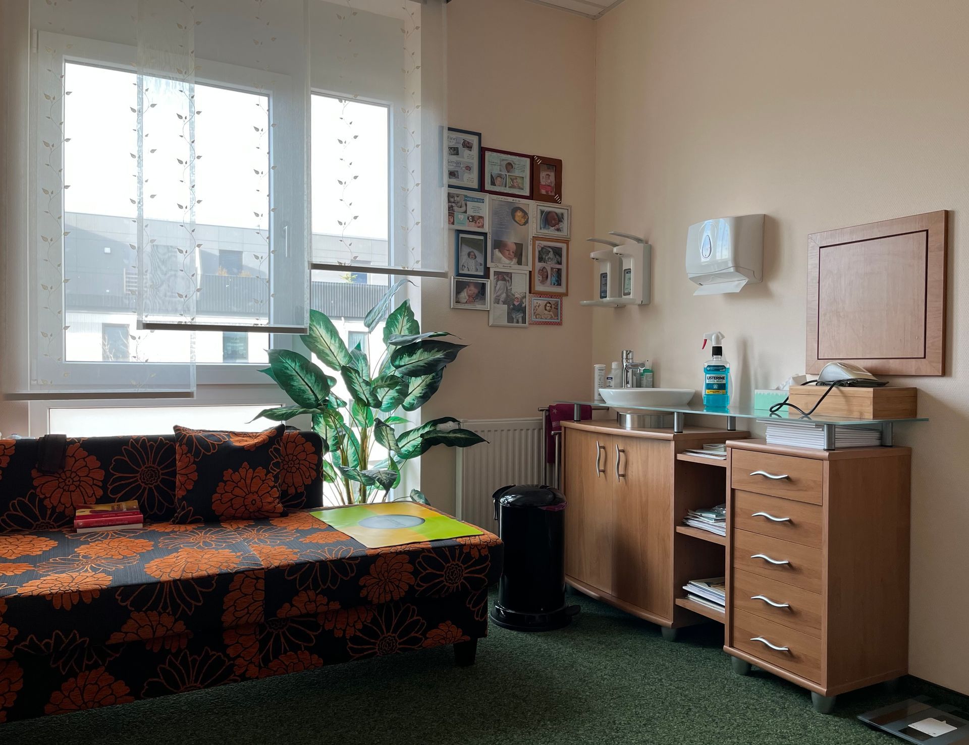 Die winzige Hand eines Babys greift nach dem Finger eines Erwachsenen auf einem weißen Laken. Nahaufnahme, helle Hauttöne, sanftes Licht.